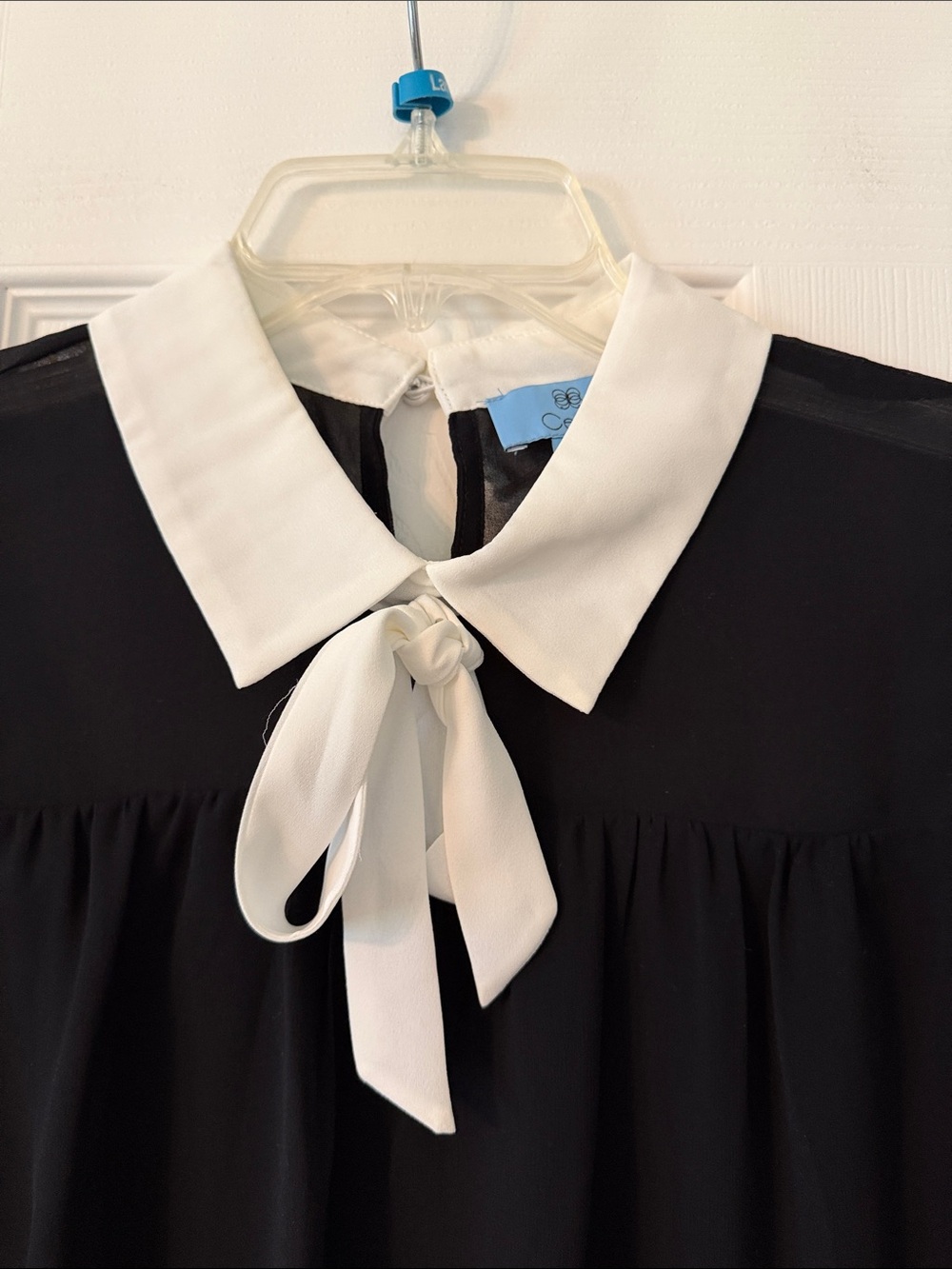 CeCe Black Sleeveless Blouse with White Tie Collar size M length 26” bust 36” - Picture 2 of 8